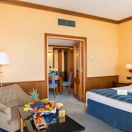 ويست إند بروميناد