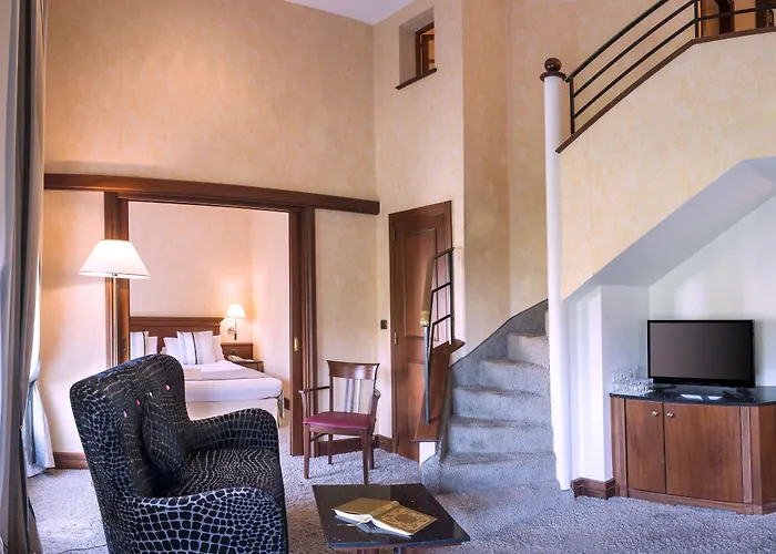 West End Promenade Hotel 4*